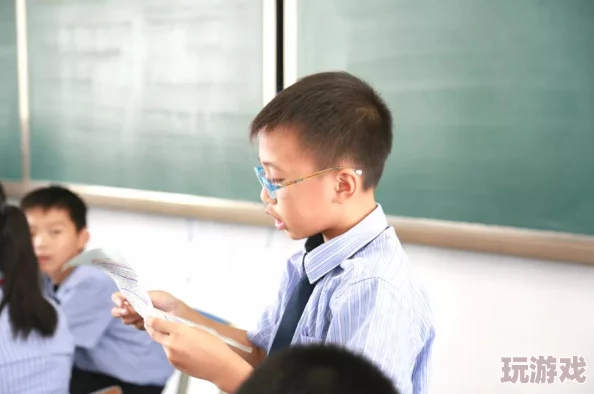 老师把露出来让我c了一节课，课堂上发生了意想不到的趣事和感人的瞬间，让人难以忘怀